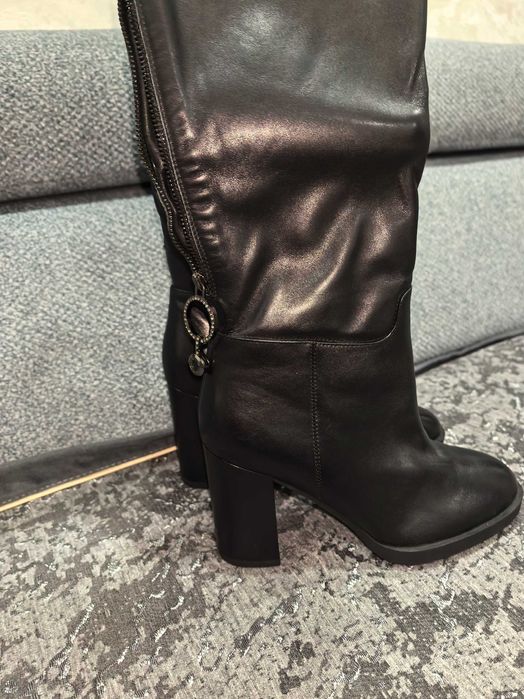 Продам женские сапоги.