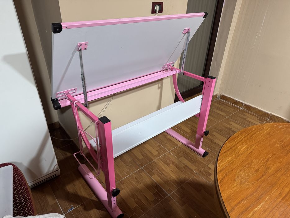 Masa de croitorie sau birou pentru desen tehnic  alb cu roz reglabila