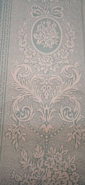 Продам красивые обои салатового цвета с рисунком.