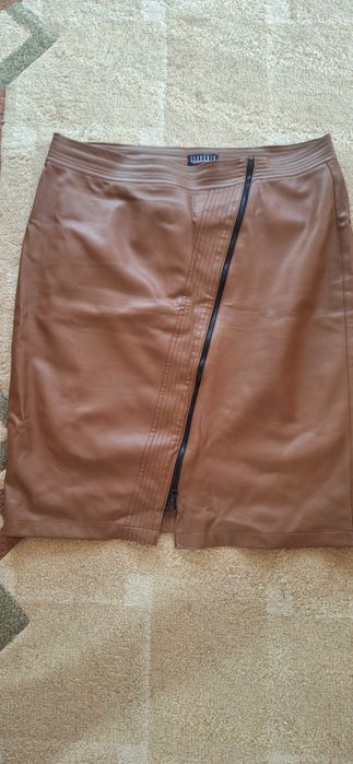 Пола естественна кожа.