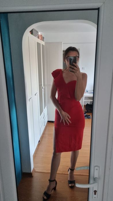 Rochie roșie   .