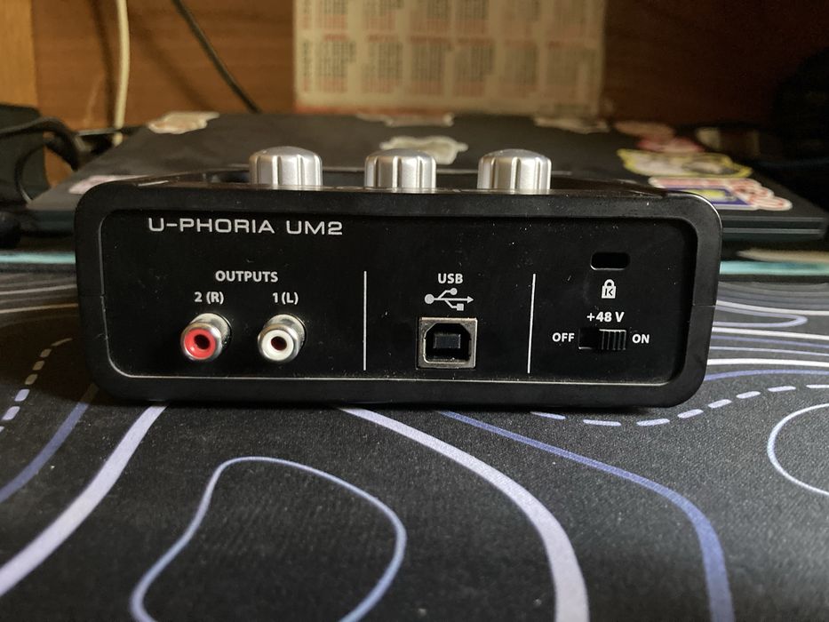 Звуковая карта behringer um2