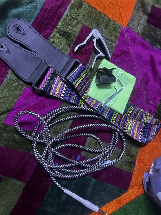 продается электро басс гитара новый