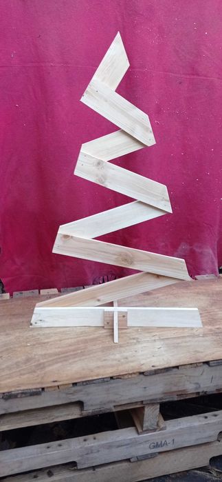 Ръчно изработени дървени елхички