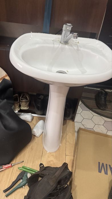 Раковина на стойке б/у