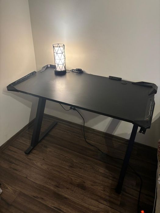 Vând birou gaming cu LED