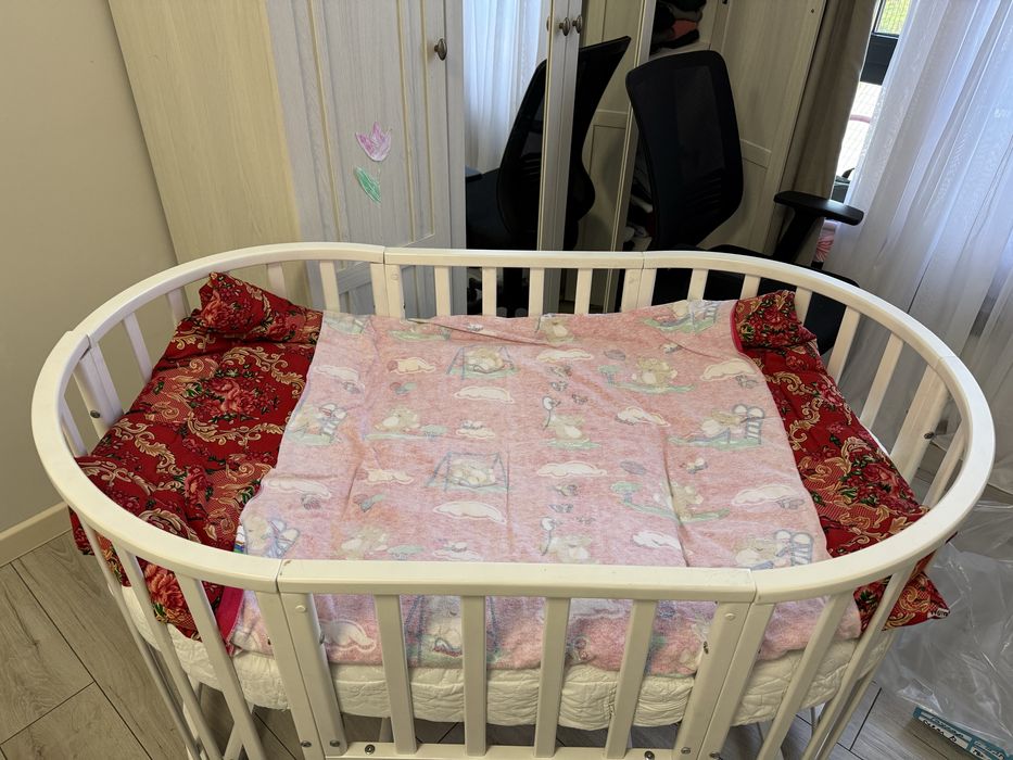 Продам кровать детскую овальную