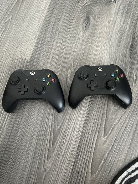 xbox one X + 2 controlere