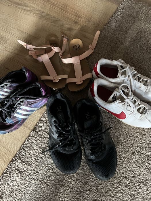 Маратонки Nike и Adidas