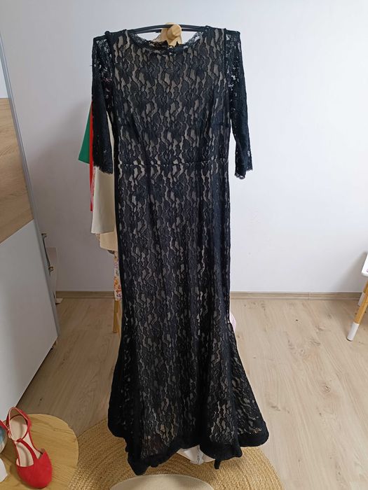 Дантелена дълга рокля