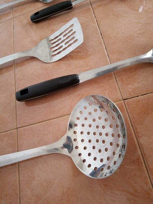 Set 5 ustensile de bucătărie din inox cu mâner negru