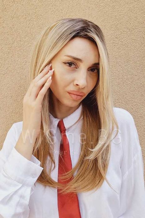 Дълга руса чуплива перука с тъмни корени Дакота