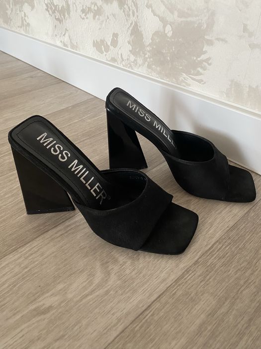 Продам замшевые туфли