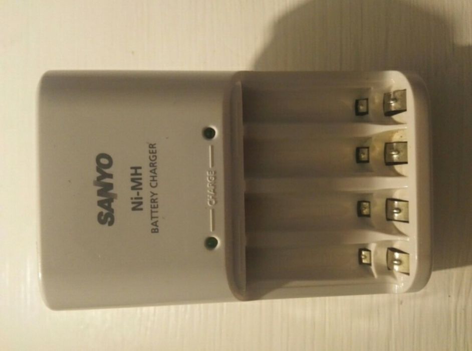Priză programabilă şi Încărcător SANYO Acumulatori NIMH R3/R6