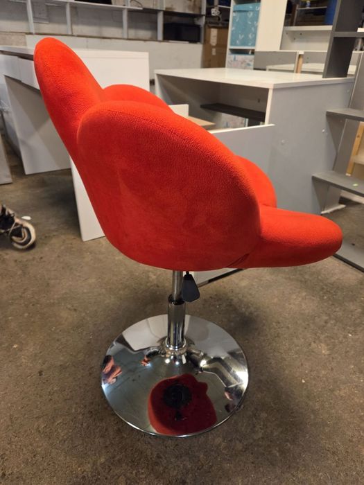 Бутикова табуретка във формата на цвете