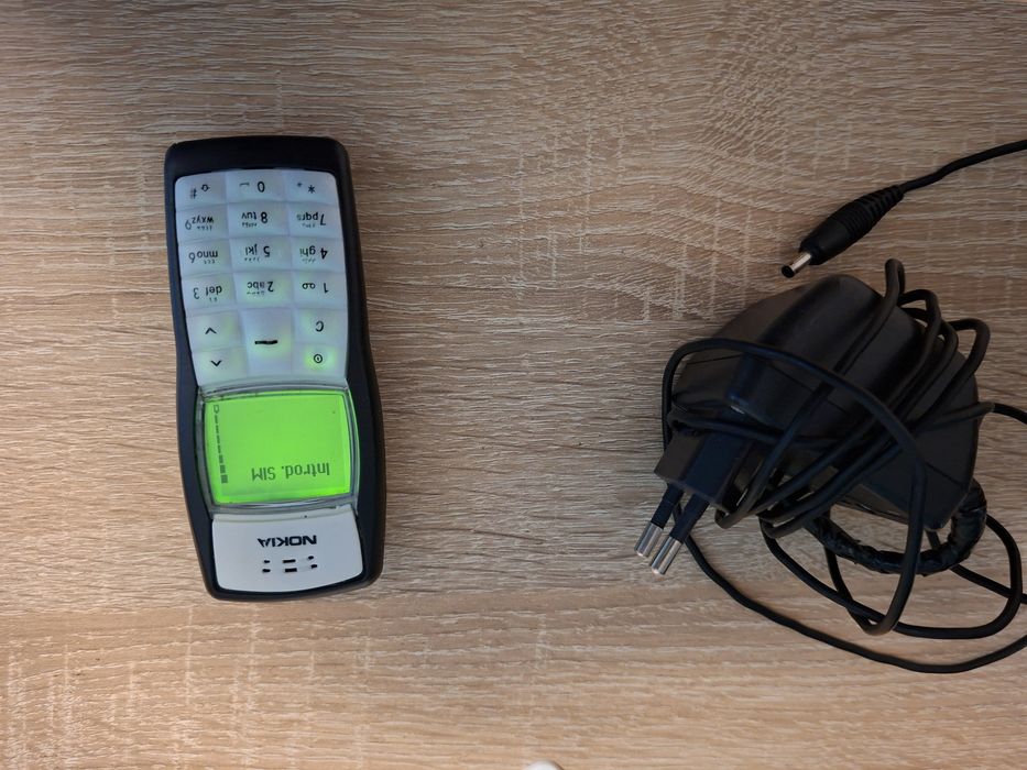 Nokia 1100 de colecție + încărcător