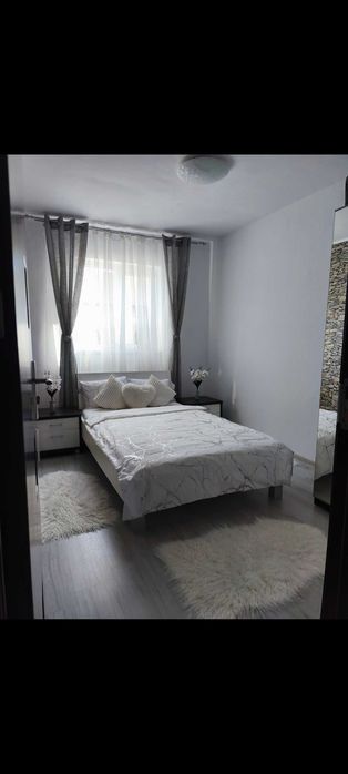 Vând apartament cu trei camere lângă Spitalul Județean