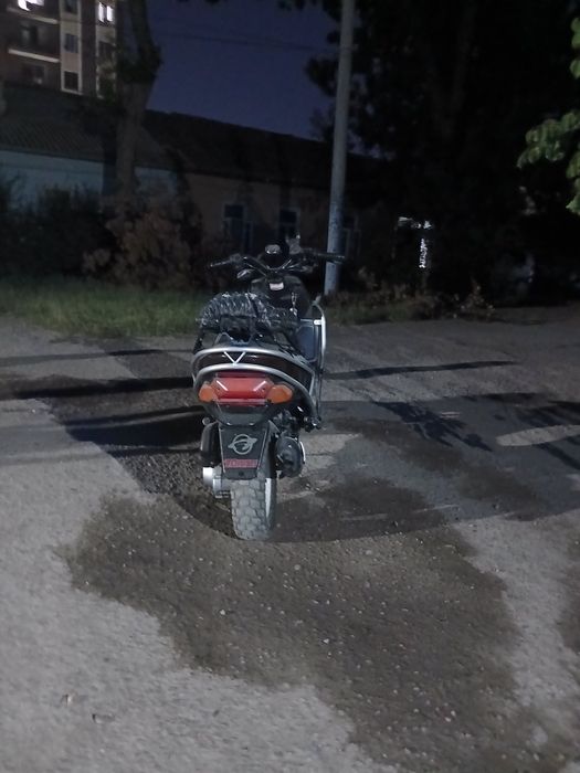 Skutr sotiladi srochna benzinlik