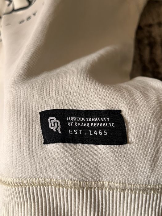 QR свитшот молочного цвета