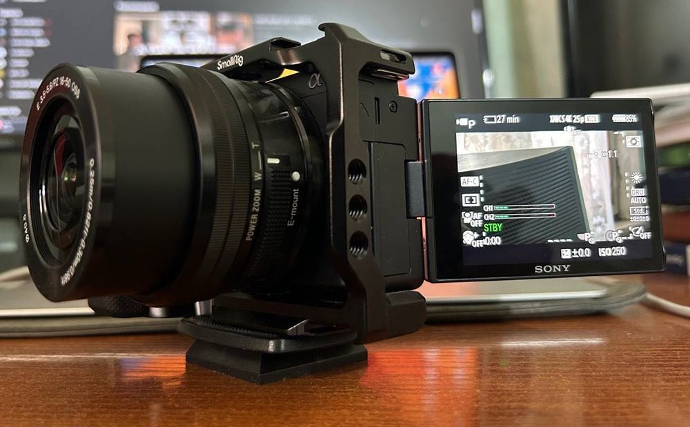 Sony ZV-E10 + Kit 16-50 + SmallRig Cage + Xotira kartasi