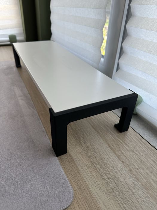 Повдигаща стойка за монитор