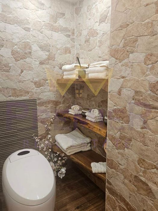 Дава се под наем Тристаен апартамент в Варна, Център - 100 кв.м за 1600 € - Снимка #11