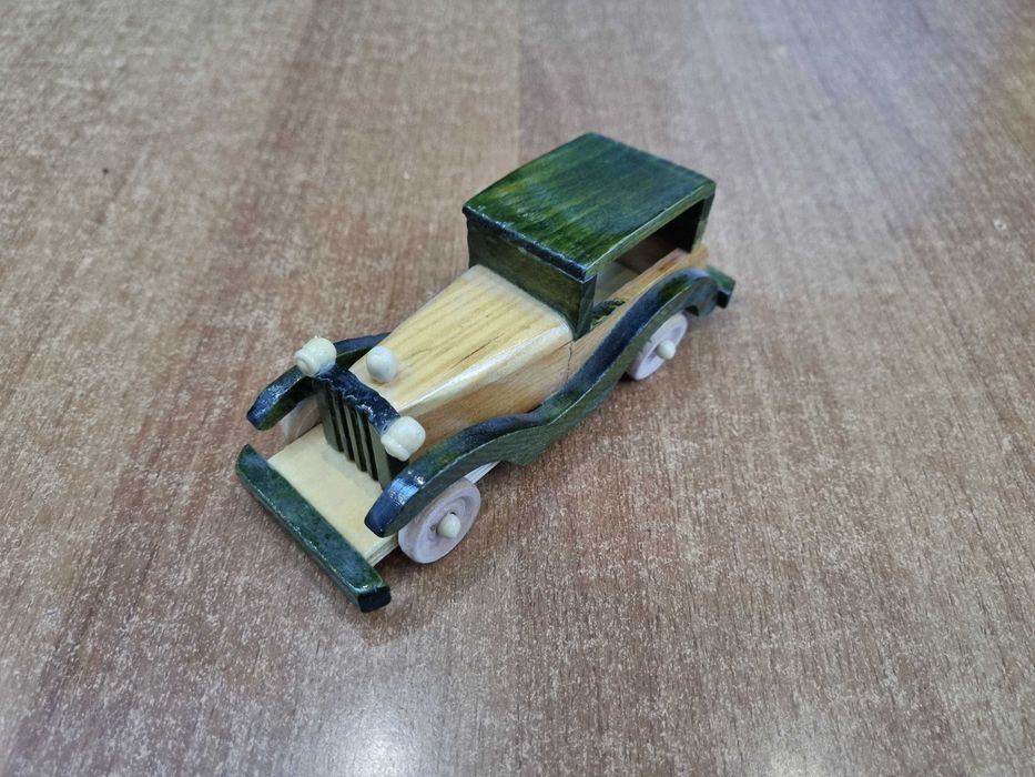 Macheta masina epoca din lemn, dimensiuni 15x6x6 cm, nouă.