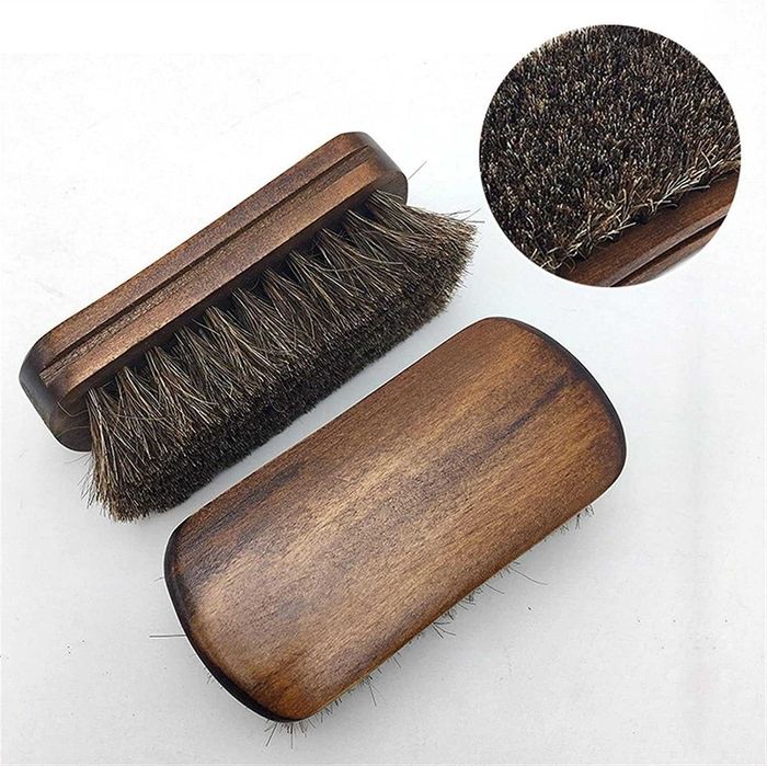 Четка от естествен косъм за почистване на кожа и текстил.