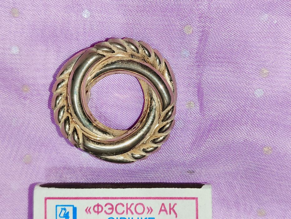 Красивая узорчатая вещь