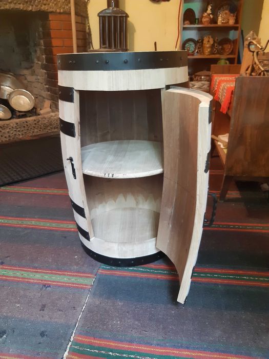 Дървени маси и столове, шкафове тип буре.