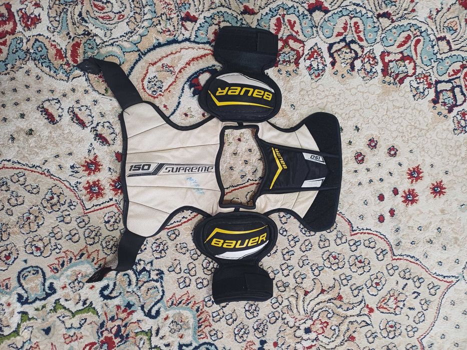 шорты и нагрудник для хоккея