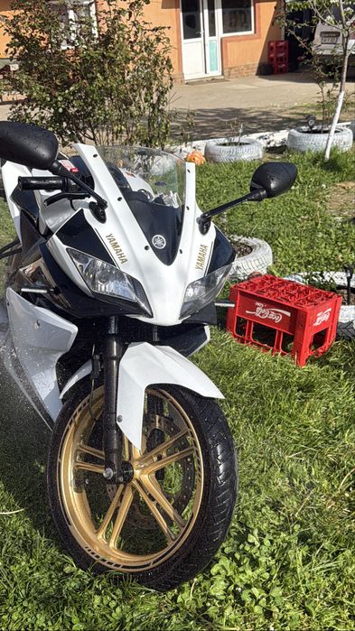 Vand yamaha yzf r125  a1 de la 16 ani