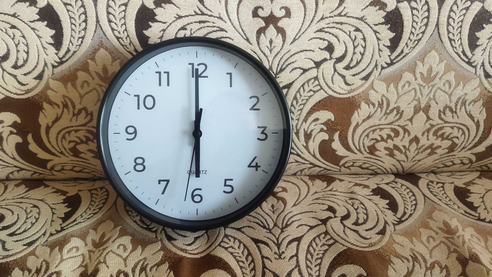 Продам часы настенные круглые диаметр 20 см