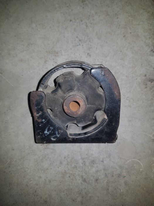 Подушка двигателя Рав 4 (2002 г.в.)