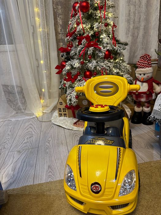 Машинка толокар для малышей