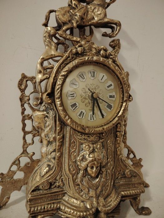 Superb ceas de șemineu din bronz masiv Baroc ,piesa cu o lucrătură de o foarte mare finețe ,mecanism Quartz funcțional,h 44 cm