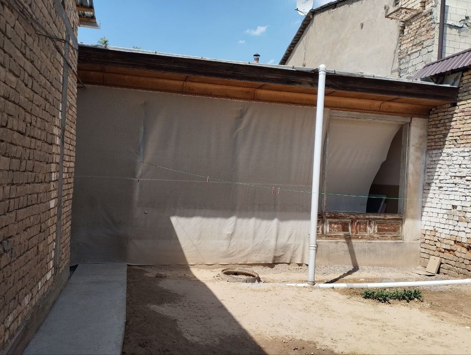 Uy sotiladi srochni  1.8 sotix 95000 kami bor