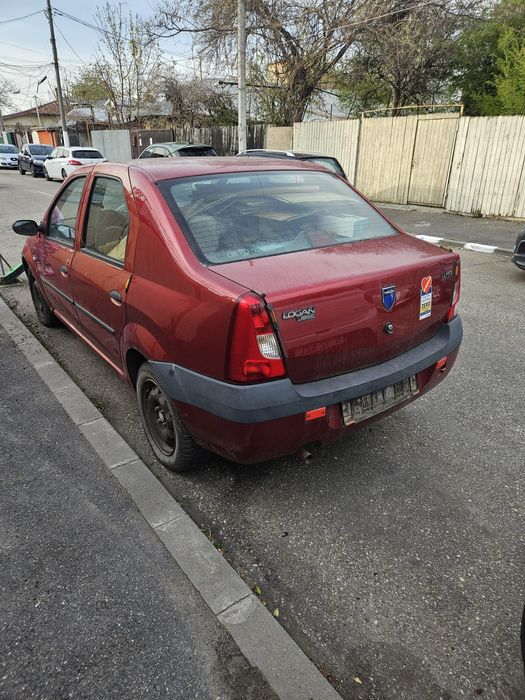 Vând mașina pentru piese