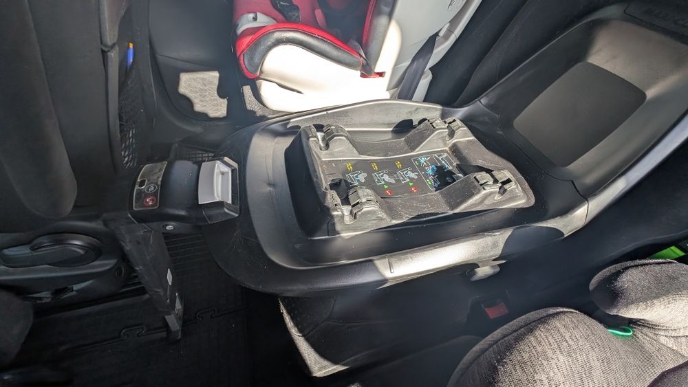 Set Complet Maxi-Cosi: Bază Isofix FamilyFix + Scoică Cabriofix + Scaun Pearl