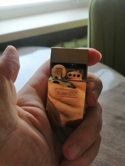 Бензиновая зажигалка.