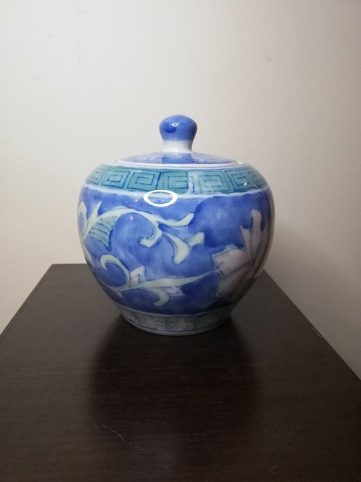 Ръчно рисуван, порцеланов съд с капаче.