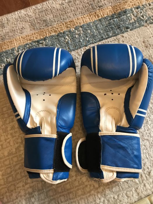 Набор из Бокс. Перчатки, шлем, бинты все вместе