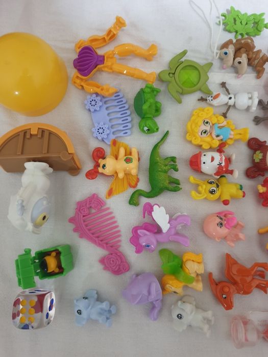 Киндер игрушки и сумочка.