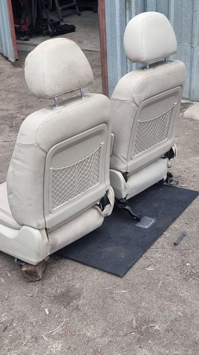 Сидение передние на Subaru Outback  .