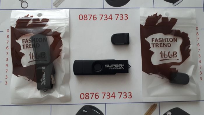 Флашка - USB 2.0 и един micro USB (OTG) 16 GB