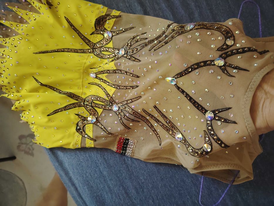 Продавам трика за художествена гимнастика + подарък уреди