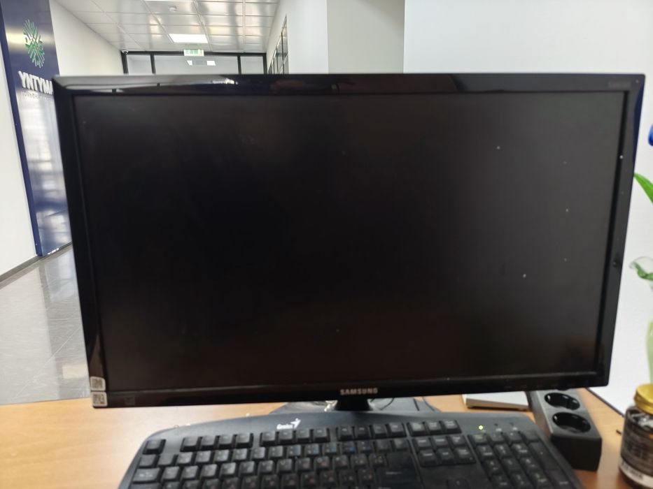 Продам монитор Samsung 24" Full HD (S24D300H) в рабочем состоянии