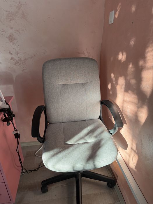 Бюро и стол  цена 120€ лично предаване