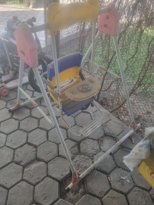 Качели детские в хорошем состоянии