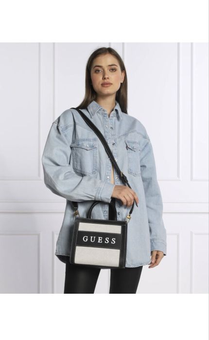 Дамска чанта тип “куфарче” GUESS